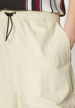 YOURTURN GENDERLESS PARACHUTE - Szorty - White 10 YOURTURN GENDERLESS PARACHUTE - Szorty - White -Yourturn c4b7617e30964d8d94222559c32c9f62 scaled