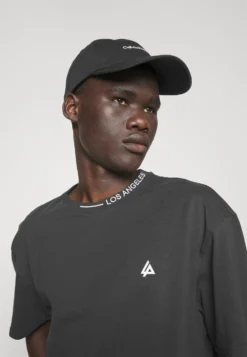 YOURTURN T-shirt Z Nadrukiem - Black -Yourturn c8336ea10eb845b7935fa16af4624900 scaled