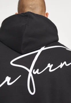YOURTURN BOLD SCRIPT HOODIE UNISEX - Bluza - Black 9 YOURTURN BOLD SCRIPT HOODIE UNISEX - Bluza - Black -Yourturn c96b8a60d5f7423b855ed3bfc843f0e2 scaled