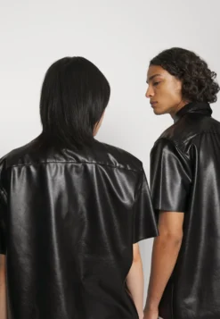 YOURTURN UNISEX - Koszula - Black -Yourturn ce23869e514c44ca8d496a6ad338ef66 scaled