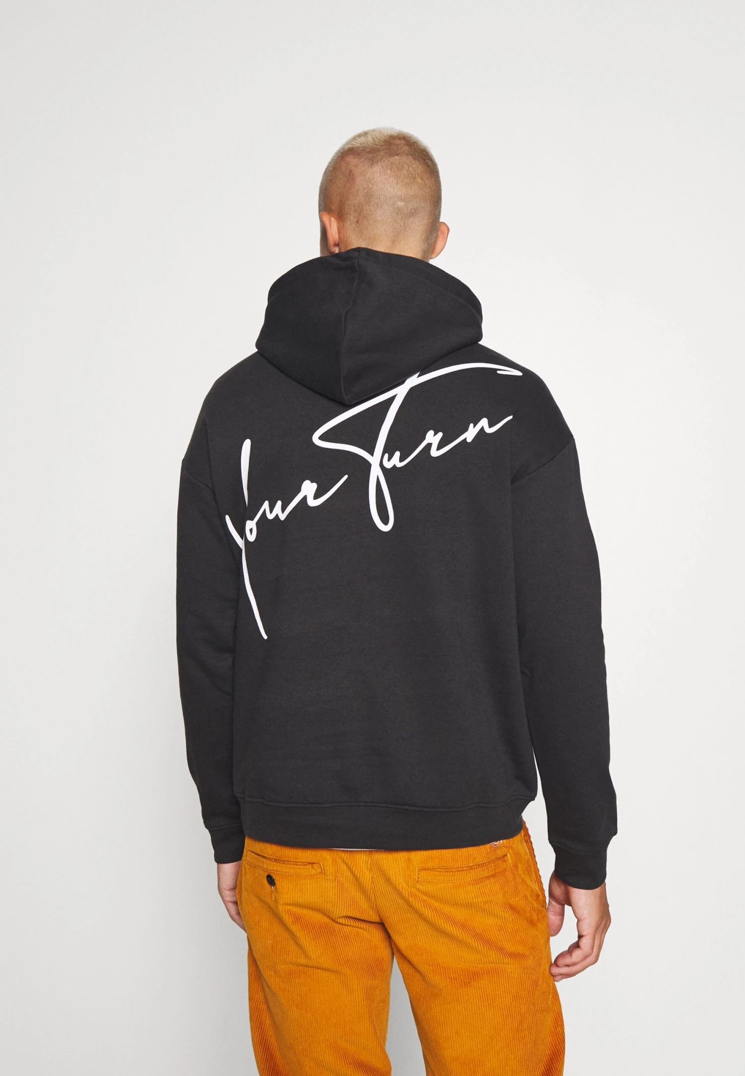 YOURTURN BOLD SCRIPT HOODIE UNISEX - Bluza - Black 1 YOURTURN BOLD SCRIPT HOODIE UNISEX - Bluza - Black