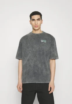 YOURTURN UNISEX - T-shirt Z Nadrukiem - Mottled Black 8 YOURTURN UNISEX - T-shirt Z Nadrukiem - Mottled Black -Yourturn e0852d6cd25e4088a78ed40c27fcd182 scaled