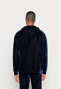 YOURTURN FESTIVE HOODIE UNISEX - Bluza Z Kapturem - Dark Blue 6 YOURTURN FESTIVE HOODIE UNISEX - Bluza Z Kapturem - Dark Blue -Yourturn e33fa51e077643018533dafd1b74712a scaled