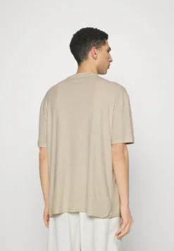 YOURTURN UNISEX 2 PACK - T-shirt Basic - Offwhite/light Green -Yourturn e76c22721a5f4d369083afe82213e07c scaled