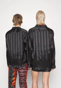 YOURTURN FESTIVE UNISEX - Koszula - Black -Yourturn ef352a5422ce41469c917bae0ac296a7 scaled