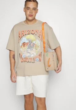 YOURTURN UNISEX - T-shirt Z Nadrukiem - Beige -Yourturn f29c8ab954f9431ea279e67e74cf1e7f scaled