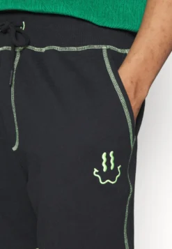 YOURTURN UNISEX - Szorty - Black 11 YOURTURN UNISEX - Szorty - Black -Yourturn f51afc93a69b4497aadd7606637d55f5 scaled