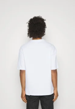 YOURTURN UNISEX - T-shirt Z Nadrukiem - White -Yourturn f6fac64bd6764ec18738b9fabe6b0c21 scaled