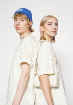 YOURTURN UNISEX - T-shirt Z Nadrukiem - Off-white -Yourturn fa7453d204064ba09f85f2584051a1cd scaled