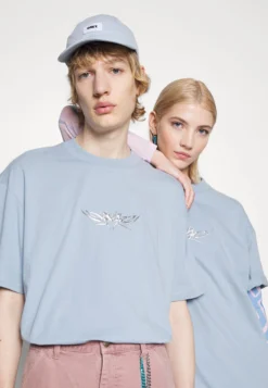 YOURTURN T-shirt Z Nadrukiem - Light Blue -Yourturn fe2b57a42457427c941e972cbdef50de scaled