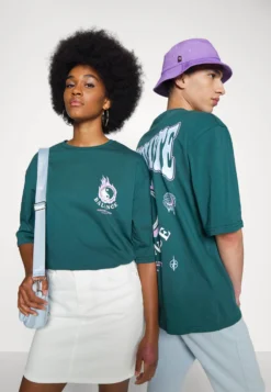 YOURTURN UNISEX - T-shirt Z Nadrukiem - Dark Green -Yourturn fe5ef4cb5395447e83c346caef2d848b scaled